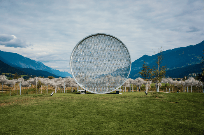 Kunstinstallation Prologue III im Park der Swarovski Kristallwelten – ein kreisförmiges Werk aus tausenden funkelnden Kristallen, eingebettet in die Tiroler Berglandschaft.