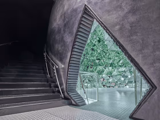 Eingang zum Kristalldom in den Swarovski Kristallwelten: Die Wunderkammer besteht aus 595 Spiegeln, die den Eindruck vermitteln, im Inneren eines Kristalls zu stehen.