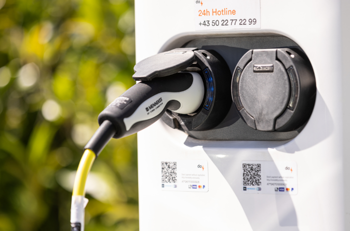 Detailaufnahme einer E-Ladestation mit eingestecktem Ladekabel in den Swarovski Kristallwelten.