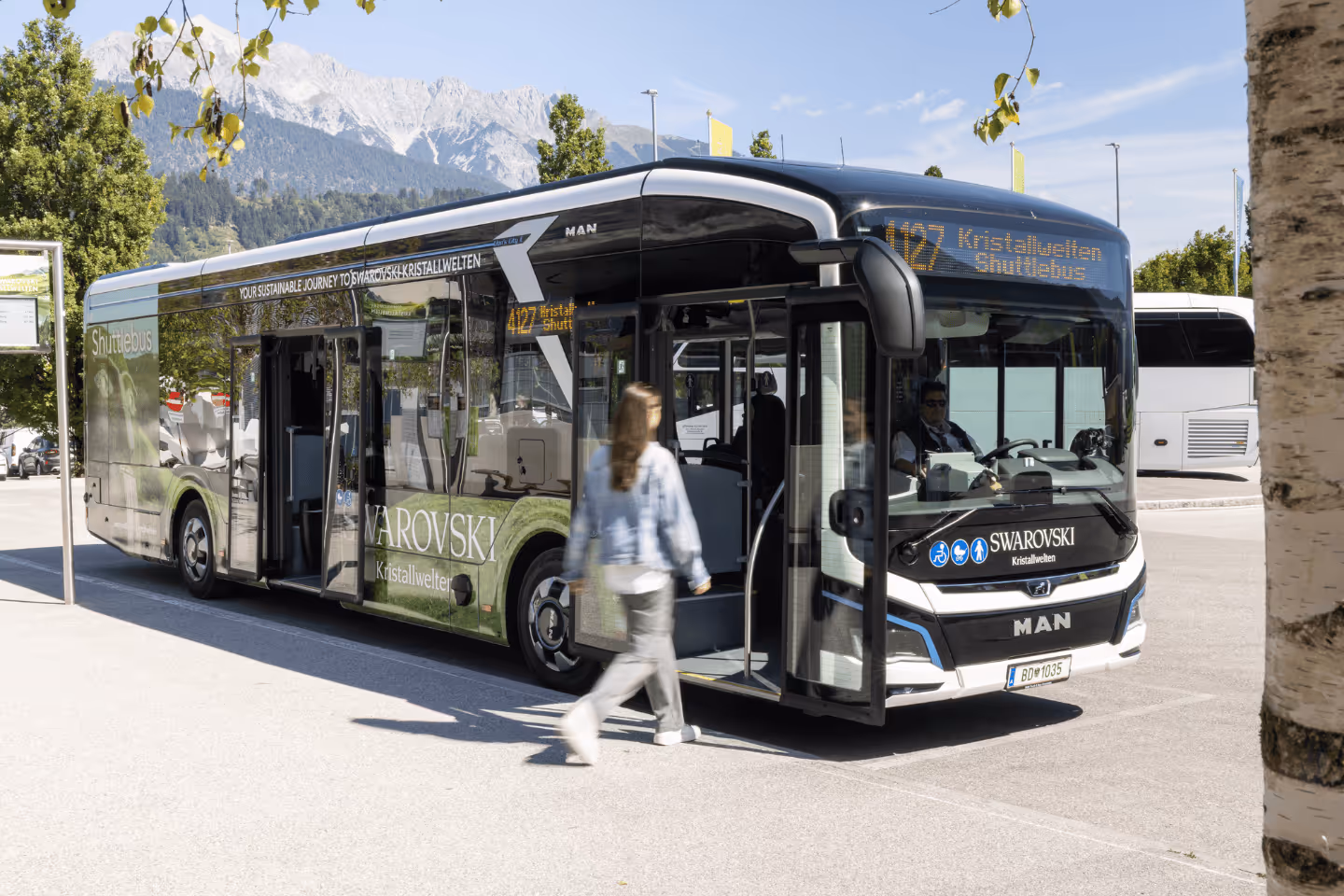 Modern Swarovski Kristallwelten shuttle bus with electric drive, ready for departure — sustainable travel option for visitors.