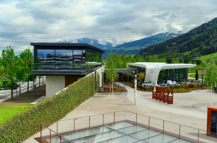 Restaurant Daniels Kristallwelten by DoN: modernes, lichtdurchflutetes Ambiente mit eleganter Einrichtung – der perfekte Rahmen für außergewöhnliche Veranstaltungen in den Swarovski Kristallwelten.