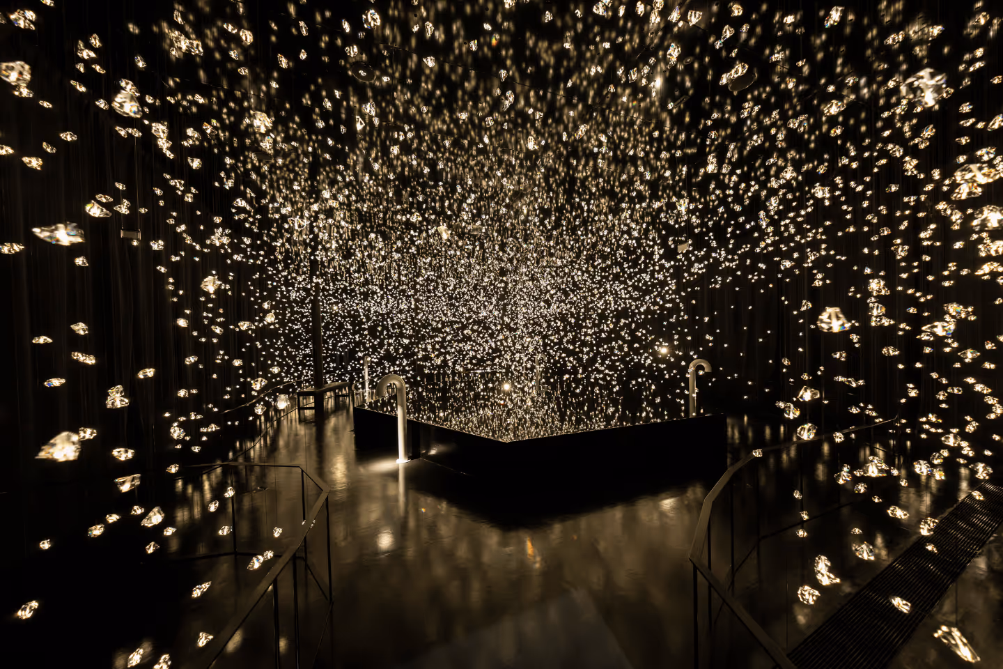 Wunderkammer  „Pulse Voronoi“ in den Swarovski Kristallwelten – tausende funkelnde Kristalle schweben in einem dunklen Raum und erzeugen den Eindruck einer Kristallexplosion.