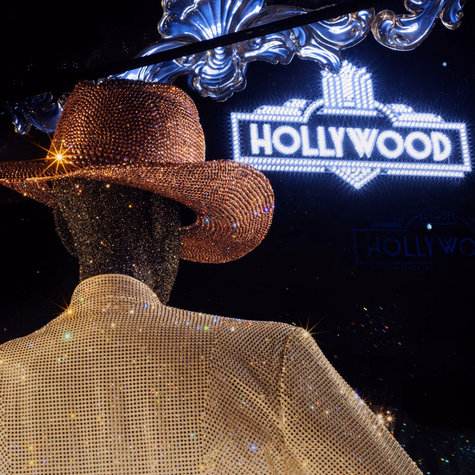 Wunderkammer Art of Performance in den Swarovski Kristallwelten – funkelnde Kostüm-Installation mit Kristall-besetztem Cowboyhut und Jacke vor einem leuchtenden „Hollywood“-Schriftzug.