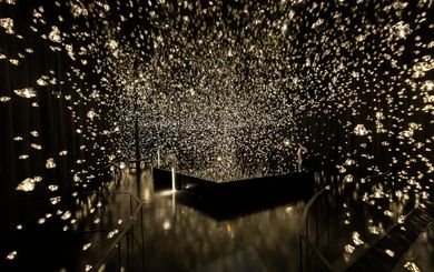 Wunderkammer  „Pulse Voronoi“ in den Swarovski Kristallwelten – tausende funkelnde Kristalle schweben in einem dunklen Raum und erzeugen den Eindruck einer Kristallexplosion.