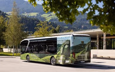 Swarovski Kristallwelten e-shuttle bus with an iconic giant motif, parked in front of the entrance area in Wattens.