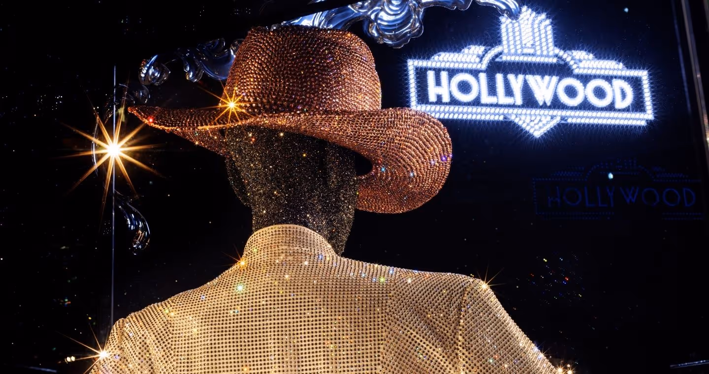 Wunderkammer Art of Performance in den Swarovski Kristallwelten – funkelnde Kostüm-Installation mit Kristall-besetztem Cowboyhut und Jacke vor einem leuchtenden „Hollywood“-Schriftzug.