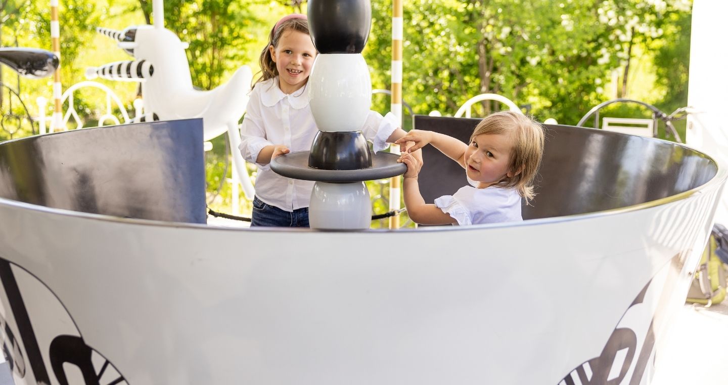 Zwei Kinder spielen im funkelnden Karussell der Swarovski Kristallwelten – Spaß für die ganze Familie.