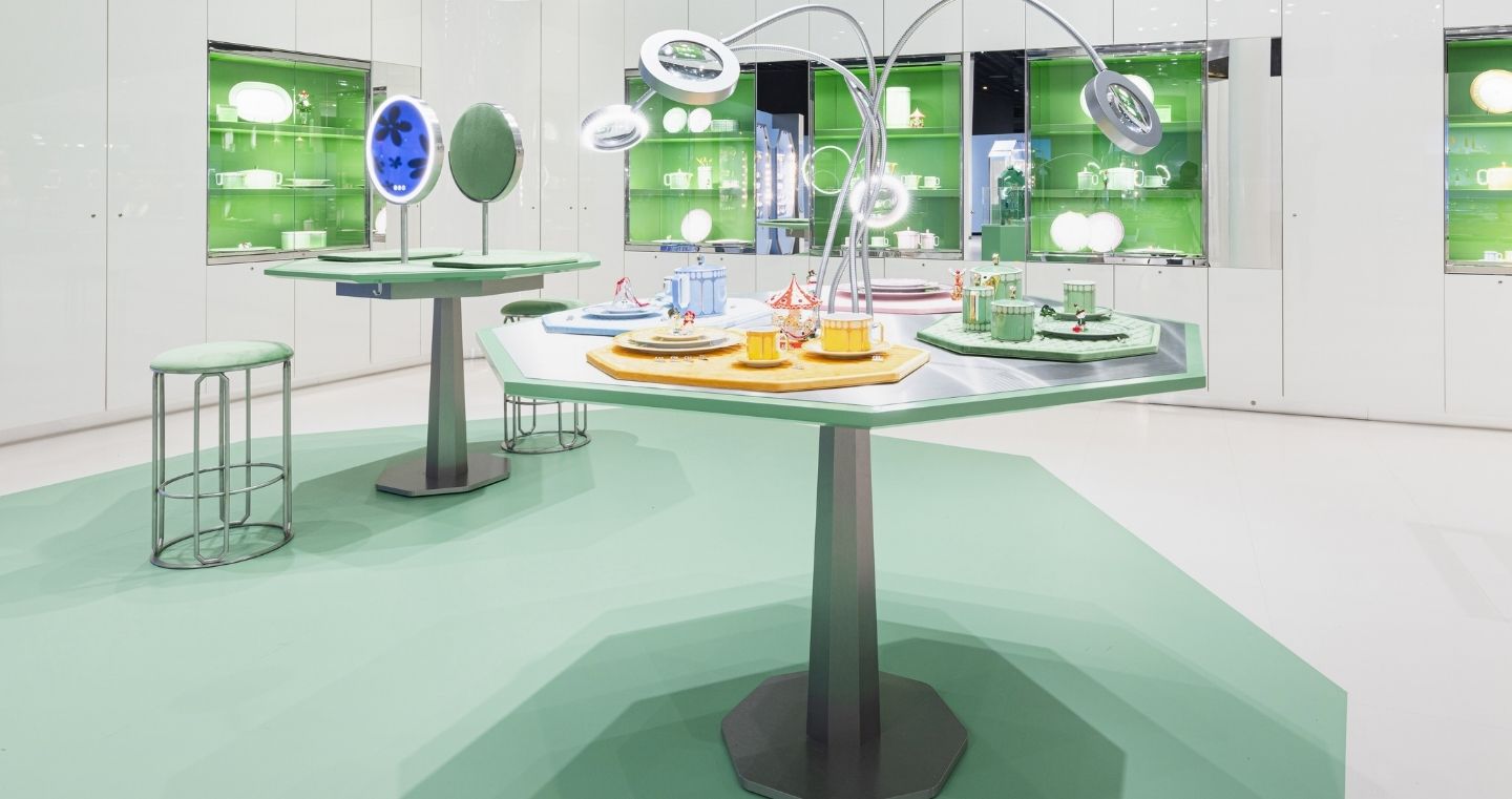 Innenansicht des Swarovski Kristallwelten Store Wattens mit farbenfrohen Vitrinen und modernen Schmuckpräsentationen in pastellfarbenen Auslagen.