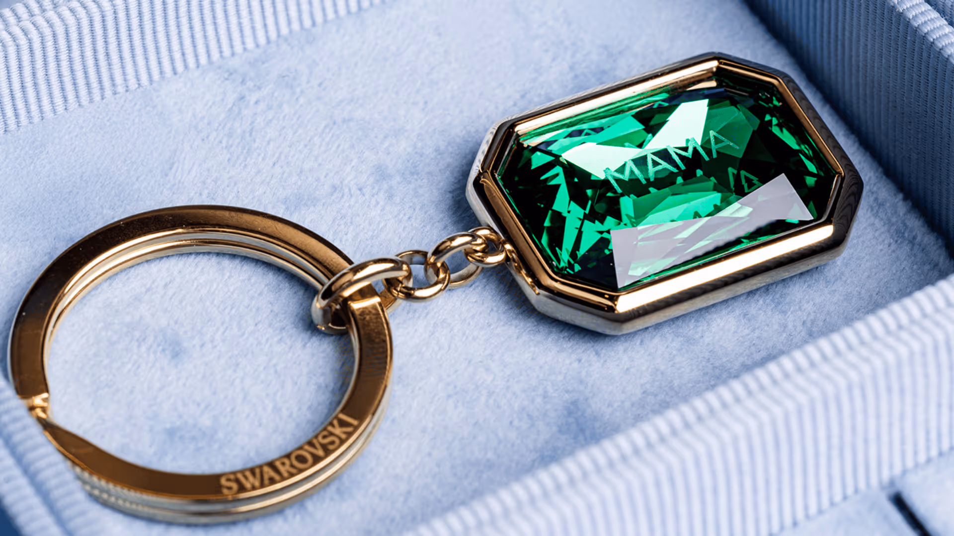 Personalized Swarovski key ring with individual engraving — available in Swarovski Kristallwelten Stores.