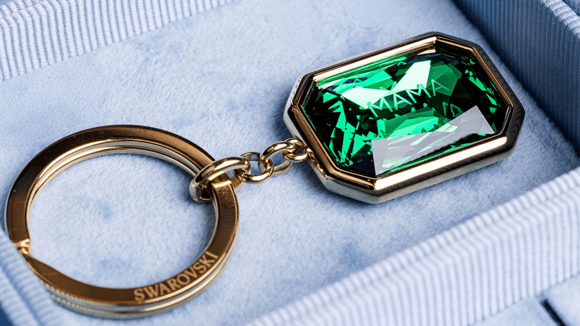 Personalized Swarovski key ring with individual engraving — available in Swarovski Kristallwelten Stores.
