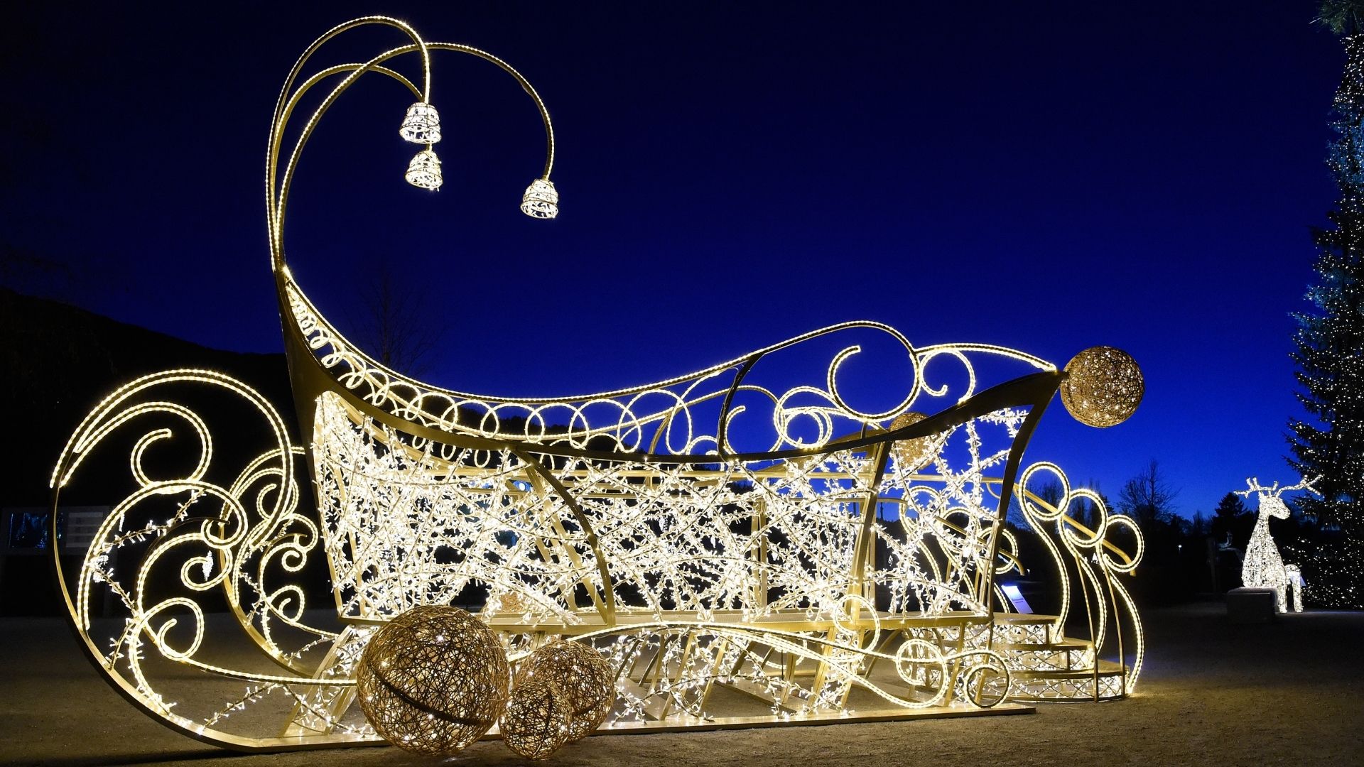 Kunstvoll illuminierter Schlitten von Tord Boontje im Winter Wonderland der Swarovski Kristallwelten.