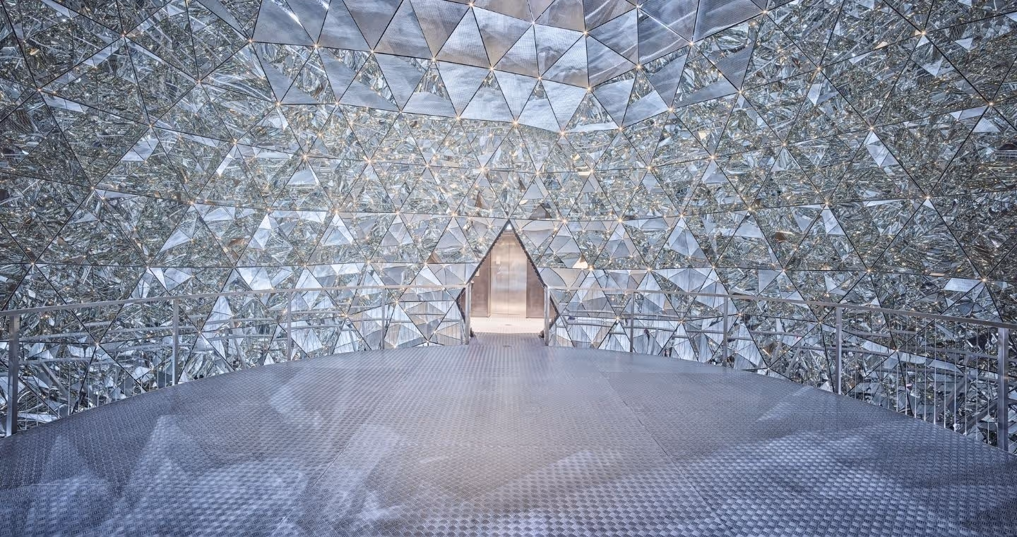 Wunderkammer Kristalldom in den Swarovski Kristallwelten mit 595 Spiegeln, die den Eindruck vermitteln, im Inneren eines Kristalls zu stehen.
