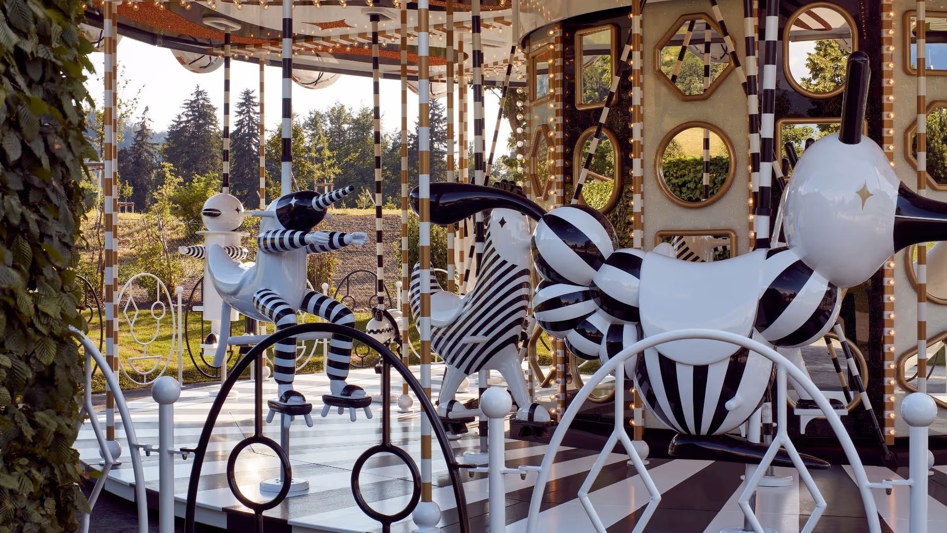 Karussell mit kunstvollen schwarz-weißen Tierfiguren, gestaltet von Jaime Hayon in den Swarovski Kristallwelten in Wattens in Tirol.