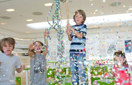 Fröhliche Kinder feiern mit Konfetti und Spielen im Geburtstagsprogramm der Swarovski Kristallwelten.