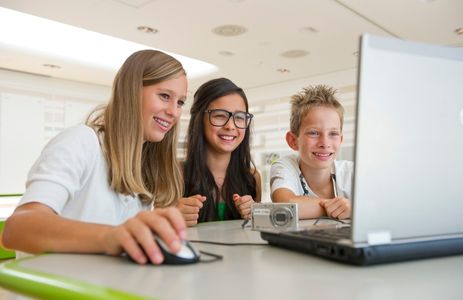 Drei Jugendliche arbeiten am Laptop im Rahmen des museumspädagogischen Programms der Swarovski Kristallwelten.