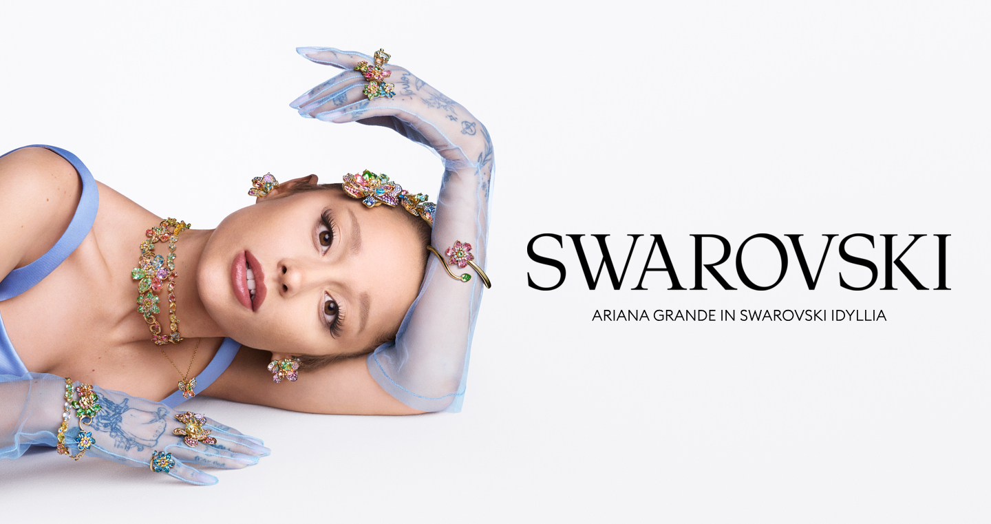 Ariana Grande in der Swarovski Idyllia Kollektion – glamouröses Porträt mit farbenfrohem Schmuck: Halsketten, Ringe, Armbänder und Ohrringe in floralen Designs.