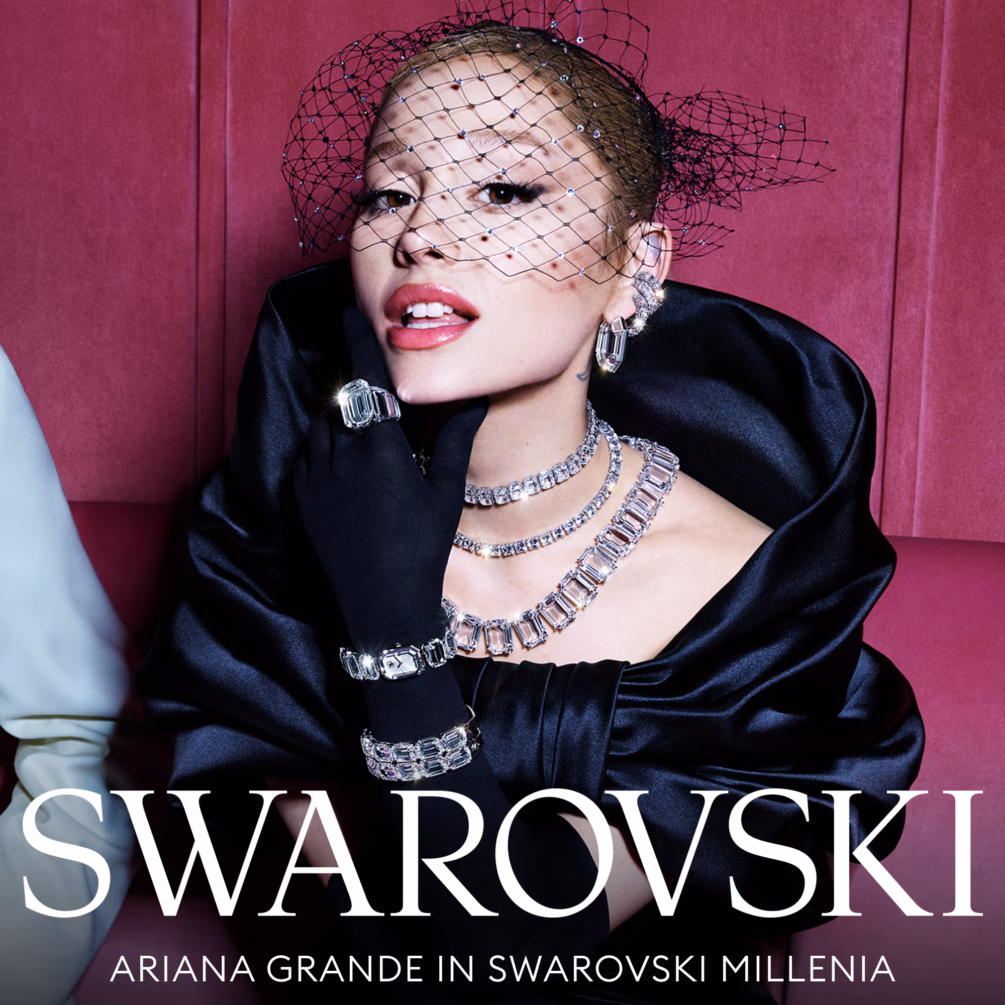 Die elegant gekleidete Ariana Grande trägt funkelnden Swarovski Schmuck und strahlt stilvolle Eleganz und Glamour aus.
