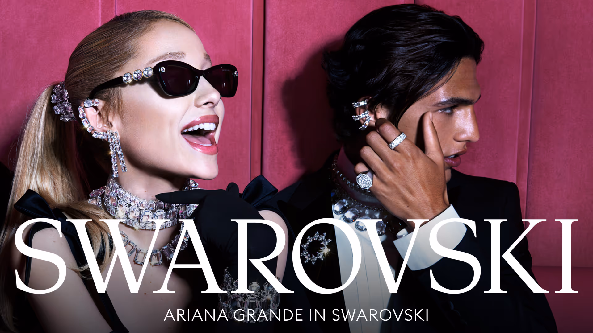 Die elegant gekleidete Ariana Grande mit Sonnenbrille und ein männliches Model neben ihr, tragen funkelnden Swarovski Schmuck und strahlen stilvolle Eleganz und Glamour aus.
