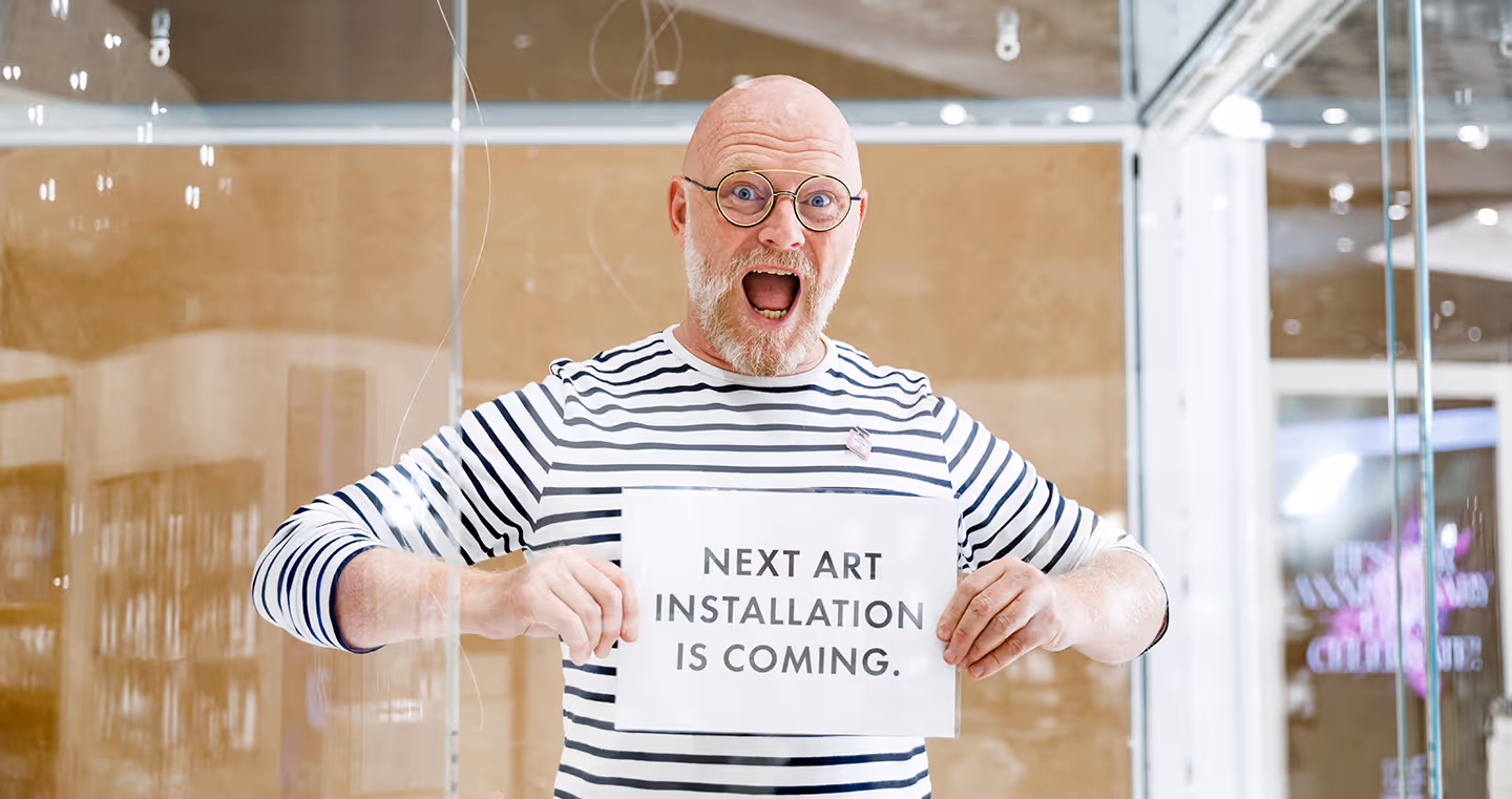 Mit einem breiten Lächeln kündigt Marcel van Doorn die nächste Kunstinstallation in den Swarovski Kristallwelten an.