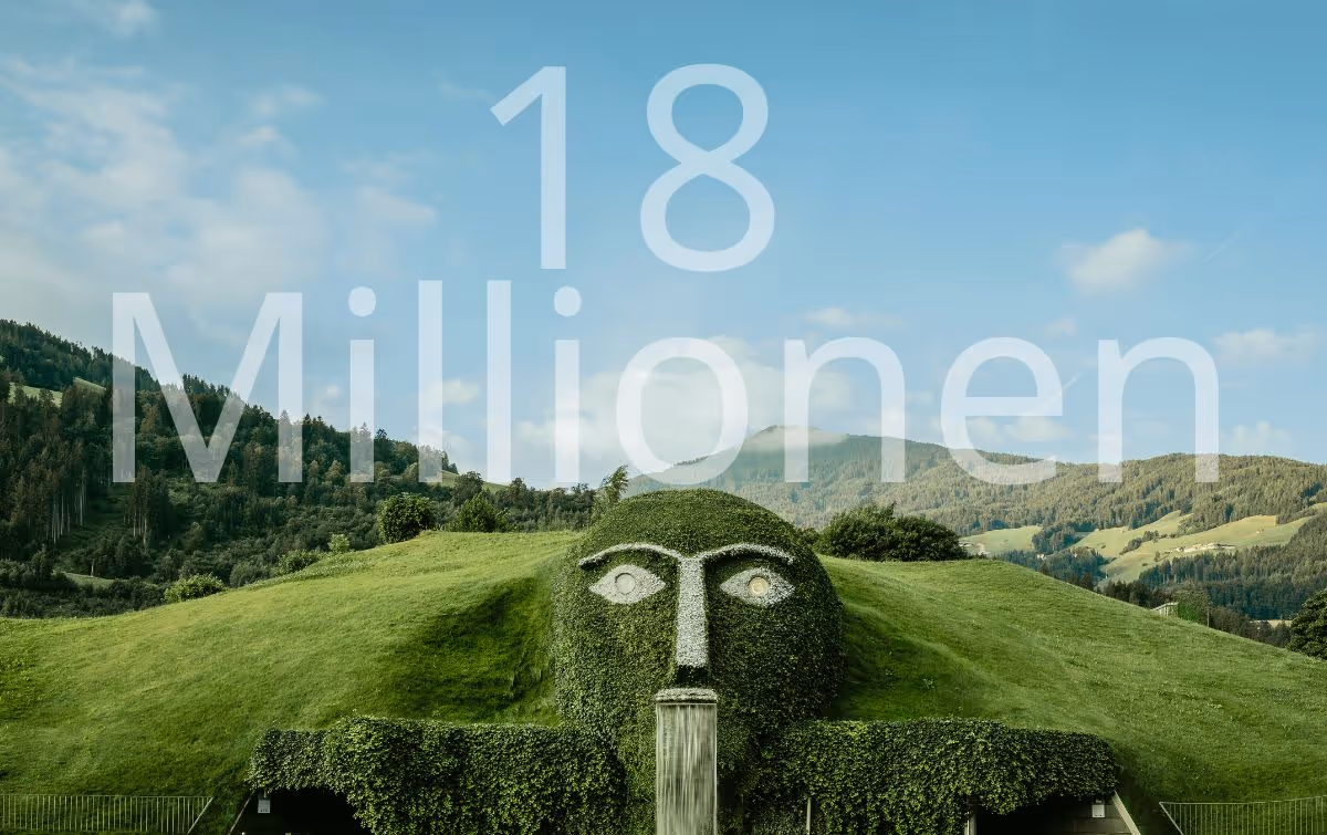 Der grüne Riese der Swarovski Kristallwelten und im Hintergrund die Aufschrift 18 Millionen. Werden Sie unser 18-millionster Gast? Jetzt Ticket kaufen!