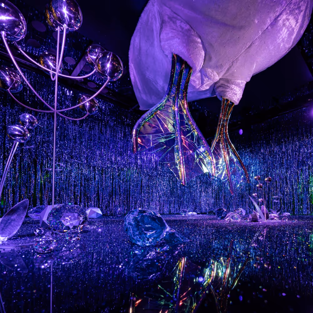 In the window of Swarovski Kristallwelten Store Wien, facing busy Kärntner Straße, two blue crystal swan feet come down from the ceiling of the window
and move slowly as if the animal was alive, swimming smoothly in the water. The window wall and floor are covered with faceted metallic surface. Mirrored flowers and faceted stones complete this sharp and frozen environment. The walls and floor of the shop window in faceted metal frame the picture. The mirror flowers and faceted pebbles perfectly round off this bitterly cold backdrop. The walls and floor of the shop window in faceted metal frame the picture. The mirror flowers and faceted pebbles perfectly round off this bitterly cold backdrop. and move slowly as if the animal was alive, swimming smoothly in the water.
The window wall and floor are covered with faceted metallic surface. Mirrored flowers and faceted stones complete this sharp and frozen environment. The walls and floor of the shop window in faceted metal frame the picture. The mirror flowers and faceted pebbles perfectly round off this bitterly cold backdrop. The walls and floor of the shop window in faceted metal frame the picture. The mirror flowers and faceted pebbles perfectly round off this bitterly cold backdrop. 