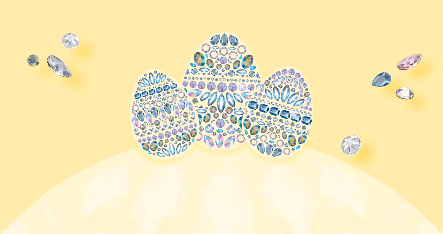 Drei dekorative Ostereier aus verschiedenfarbigen, funkelnden Kristallen stehen nebeneinander vor einem gelben Hintergrund. Um sie herum schweben einzelne Kristalle in unterschiedlichen Formen und Farben.