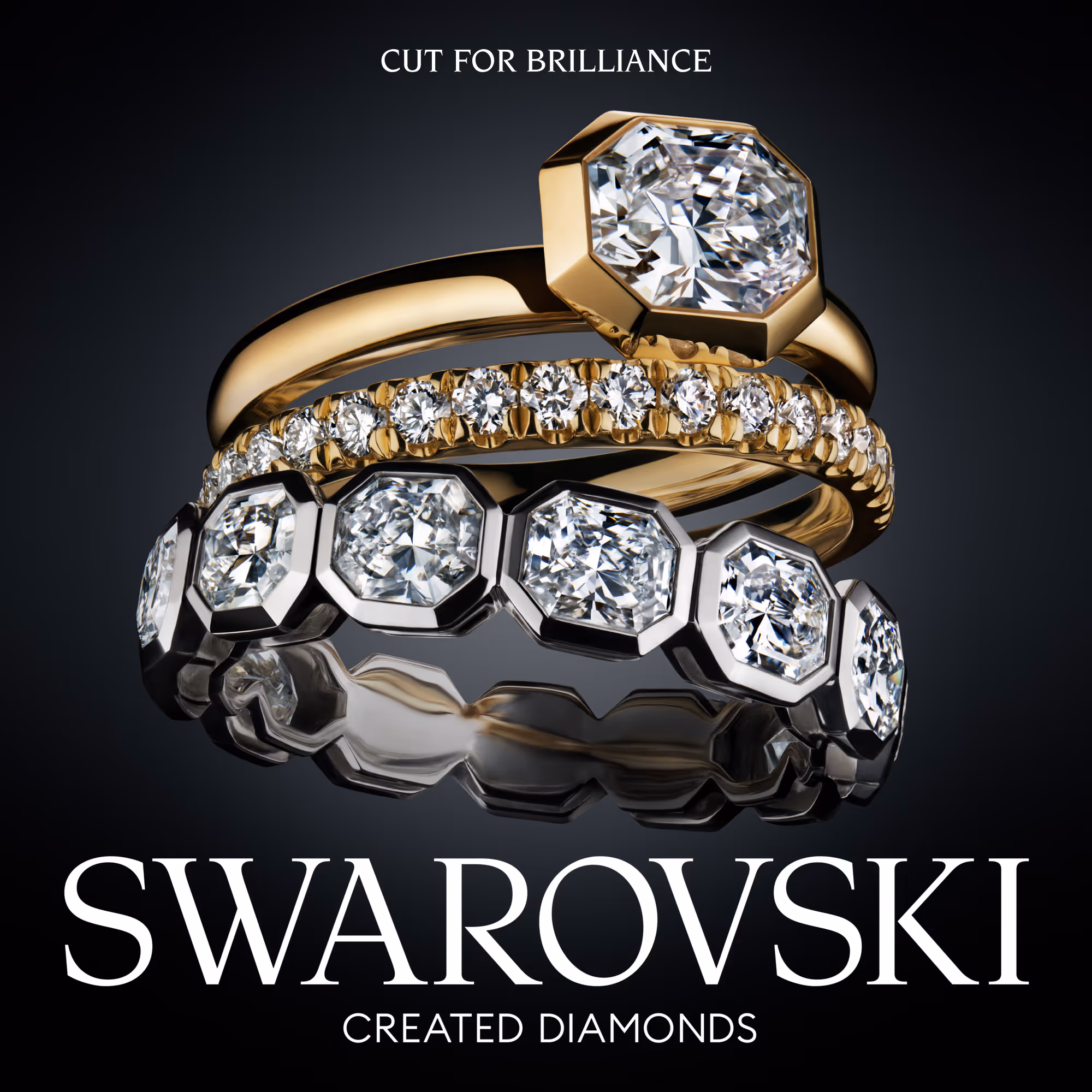 Swarovski Created Diamonds: Drei funkelnde Ringe auf schwarzem Hintergrund inszeniert.