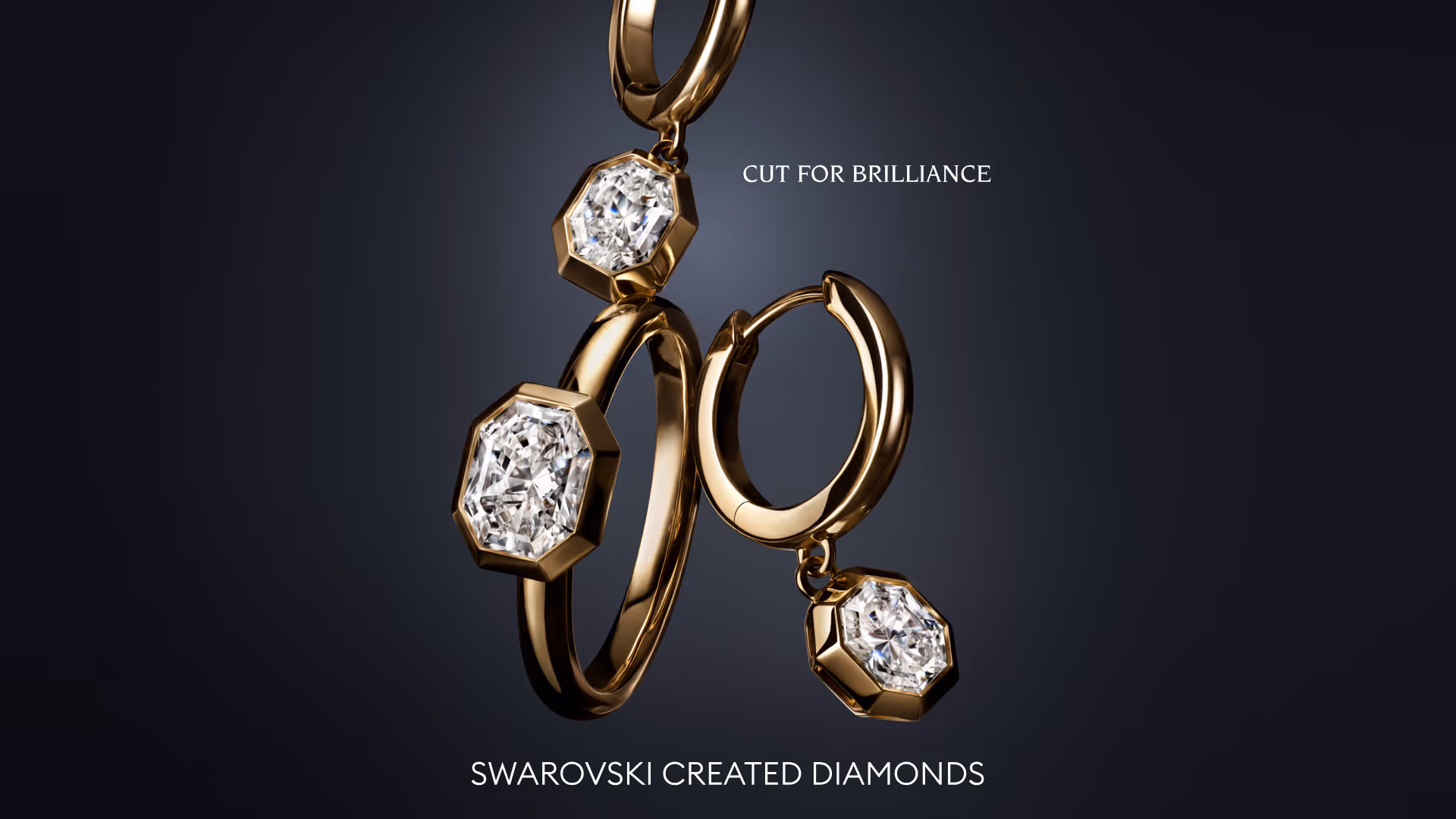 Zwei funkelnde Swarovski Created Diamonds Ohrringe und ein Ring auf schwarzem Hintergrund, mit Diamanten, die luxuriös im Licht erstrahlen.