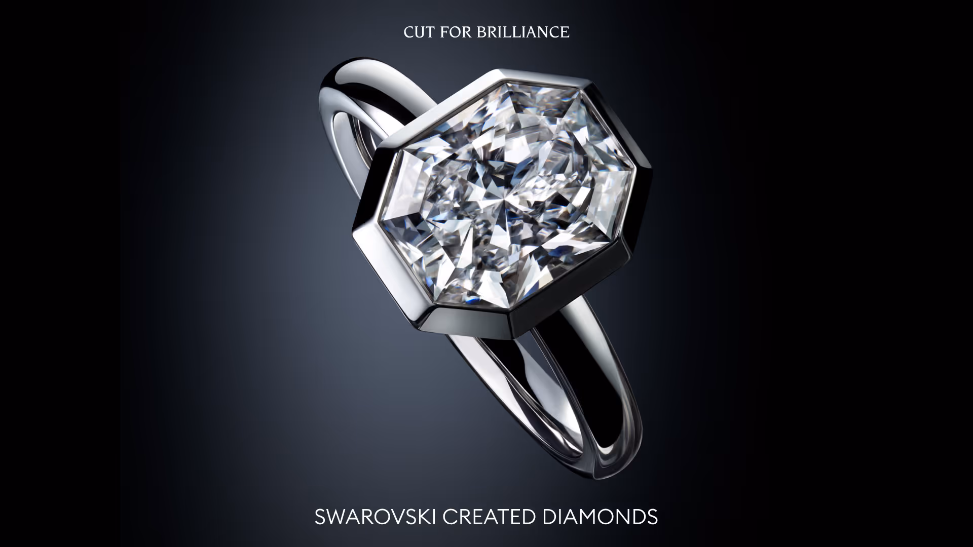 Swarovski Created Diamonds: Ein funkelnder Ring auf schwarzem Hintergrund inszeniert.