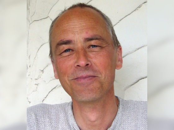 Gernot Candolini, österreichischer Künstler, 2009 im hellen Pullover, freundlich in die Kamera blickend.