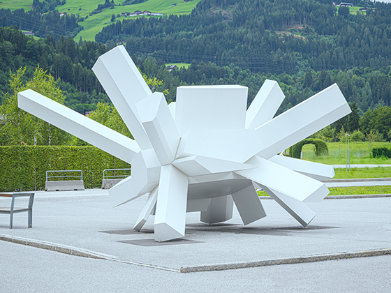 Skulptur 'Giant Rock Growth': Monumentale Felsformation aus Kristall-ähnlichen Strukturen, die aus dem Boden ragen.