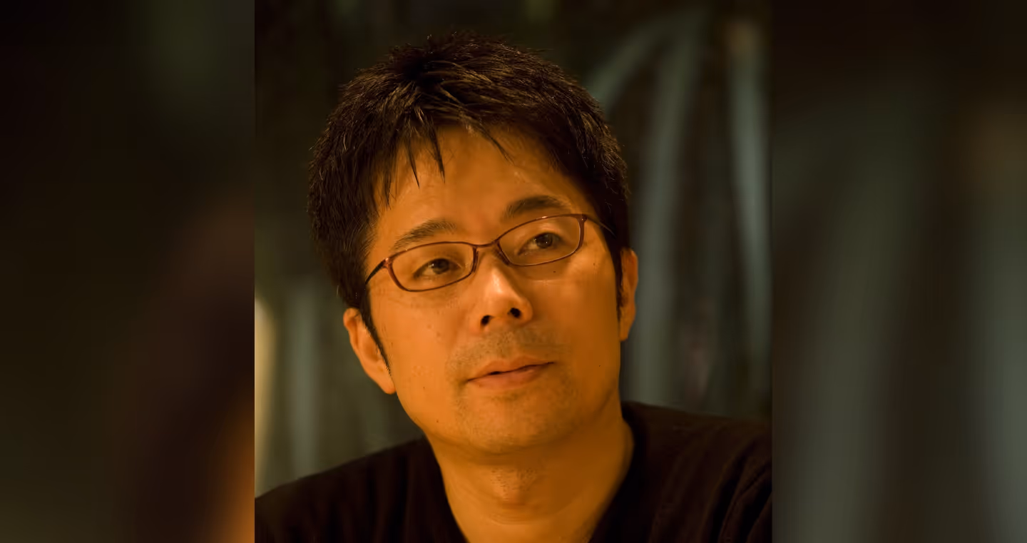 Tokujin Yoshioka, japanischer Designer, kurzer Haarschnitt und Brille.