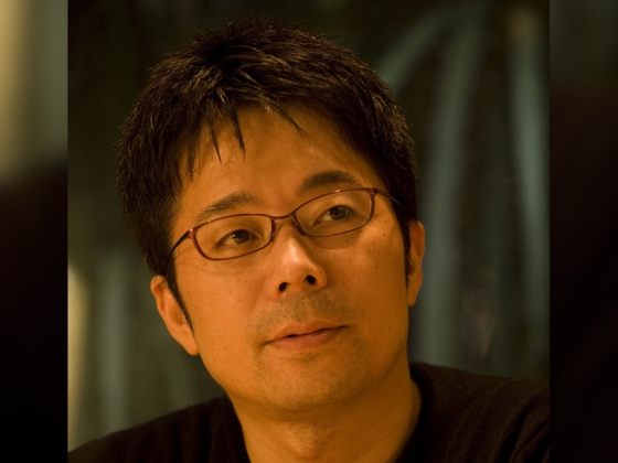 Tokujin Yoshioka, japanischer Designer, kurzer Haarschnitt und Brille.