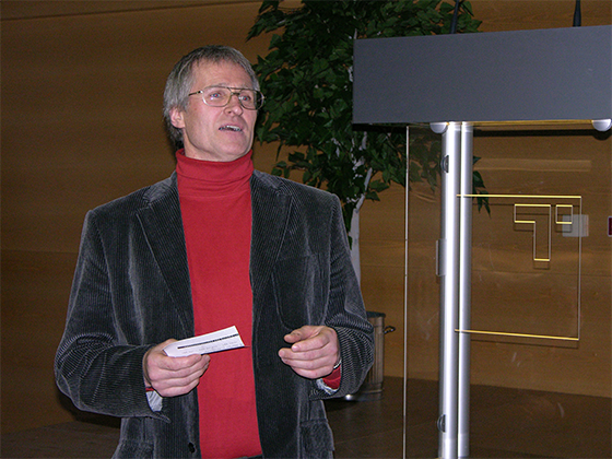 Alois Schild, österreichischer Künstler, im Porträt 2007 mit Brille und ernstem Blick, gekleidet in Cordjacke und Rollkragenpullover.