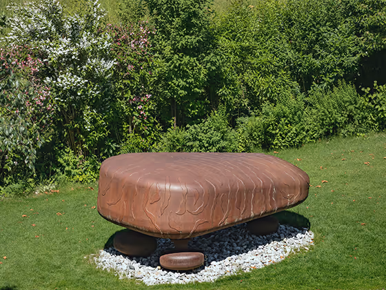 Installation 'Klavier der Natur': Ein Flügel, umgeben von Pflanzen und Kristallobjekten, verbindet Musik und Natur.