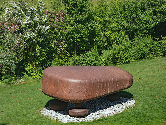 Installation 'Klavier der Natur': Ein Flügel, umgeben von Pflanzen und Kristallobjekten, verbindet Musik und Natur.