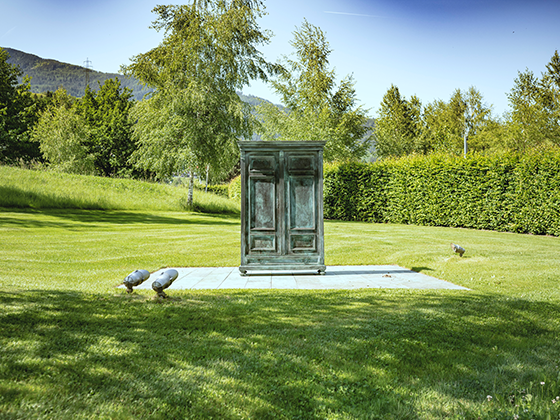 Installation 'Der Kairos aus Georgenthal': Grün-bronzener Kleiderschrank in dem Park. 