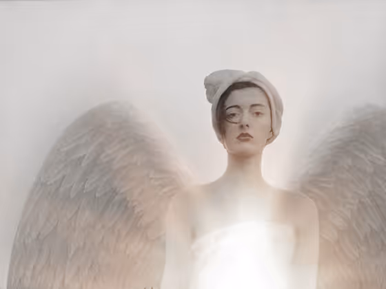 Matta Wagnest, österreichische Künstlerin, 2010 als Engelsmotiv und leuchtendem Zentrum.