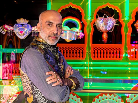 Manish Arora, indischer Designer, 2017 im bunten Outfit mit Schmuck, vor seiner farbenfrohen Installation in den Swarovski Kristallwelten.
