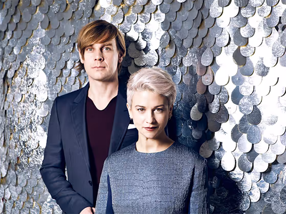 Loop.pH, britisches Künstlerduo, im Porträt, beide in dunkler Kleidung vor einer Installation im Kristallwelten Store Wien.