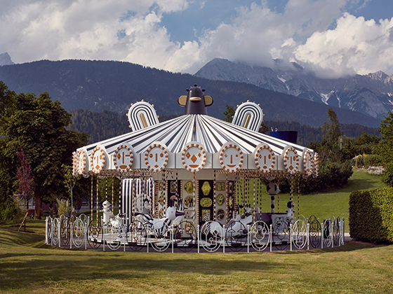 Karussell in Schwarz-Weiß mit fantasievollen Ornamenten und Kristalldetails, aufgestellt im Garten der Swarovski Kristallwelten.