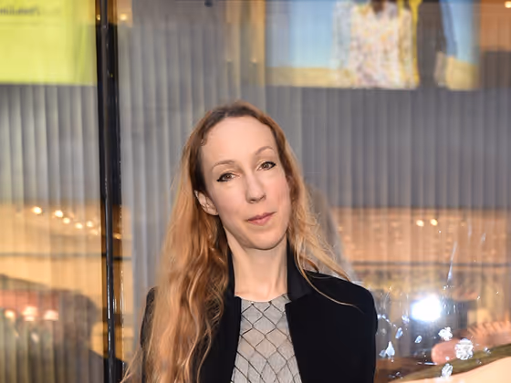 Iris van Herpen, niederländische Modedesignerin, 2019 im blauen Kleid mit schimmernden Strukturen, vor ihrer Installation im Kristallwelten Store Wien.