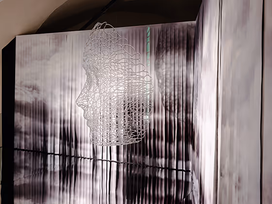 Installation 'Visualizing the Invisible': Leuchtende Strukturen und Kristalle machen unsichtbare Energien sichtbar.