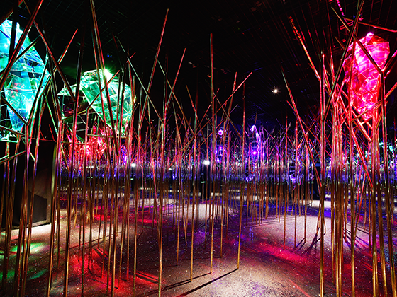 Installation 'Eden': Fantastischer surrealer Wald mit überdimensionalen Kristallen und spiegeln welche den Raum unendlich wirken lässt.