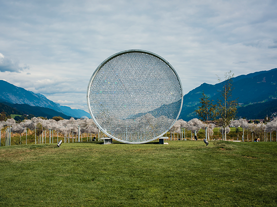 Installation 'Prologue': Monumentaler Kristallkreis im Freien, bestehend aus hunderten funkelnden Elementen.