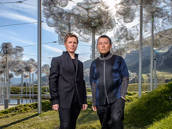 Cao Perrot, französisches Künstlerduo, 2015 gemeinsam im Porträt, schlicht gekleidet vor der Kristallwolke im Park.