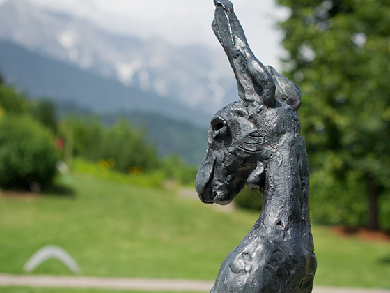 Installation 'Humility': Ein überdimensionaler, Hase auf einem Sockel.