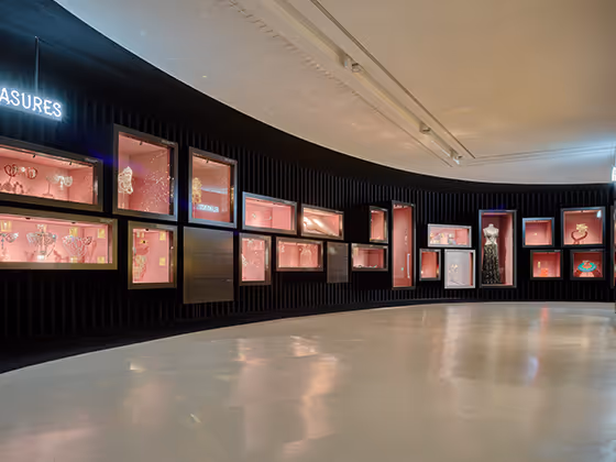 Installation 'Timeless': Viele Vitrinen in einem Raum welche die Geschichte von Swarovski zeigt und viele Stücke aus Kristall.