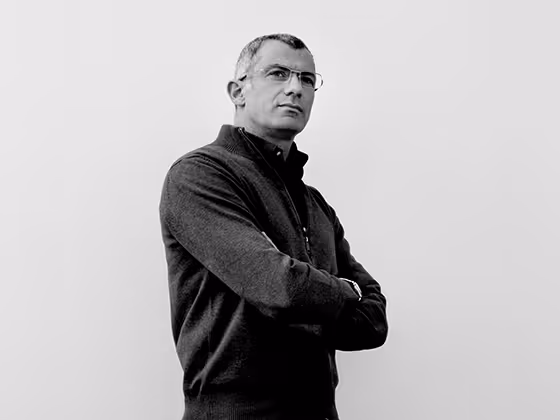 Arik Levy, israelischer Künstler, im Porträt 2013 mit Brille, kurz geschnittenem Haar und aufmerksamem Blick.