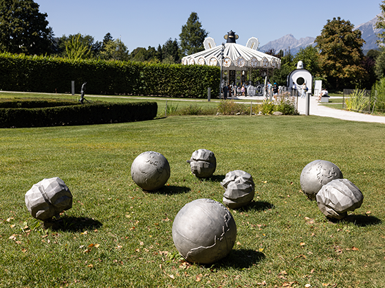 Installation 'Ohne Titel': mehrere Sphären im Park welche wie ein Sonnensystem wirken.